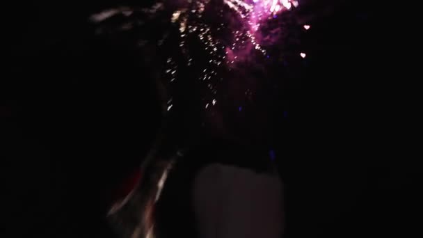 Rückseite der Silhouette Hochzeitspaar betrachten explodierendes Feuerwerk am Nachthimmel in Herzform — Stockvideo