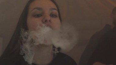 Kız nefes elektronik sigara buhar. Vaper. Alt kültür. Sigara içen.