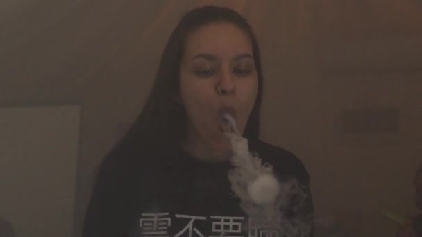 Chica exhala círculos de vapor del cigarrillo electrónico. Vaper. Subcultura. Fumador . — Vídeos de Stock