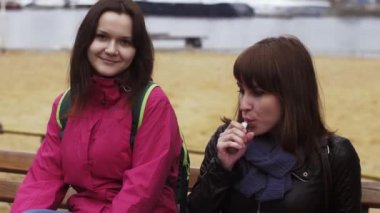 Sigara içen Soluk verme Plajı'nda elektronik sigara buhar. Kız dalga el