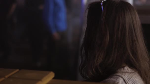 Κορίτσι εκπνοής ατμό από ηλεκτρονικό τσιγάρο στο περίπτερο στο νυχτερινό κέντρο διασκέδασης. Άτομα — Αρχείο Βίντεο