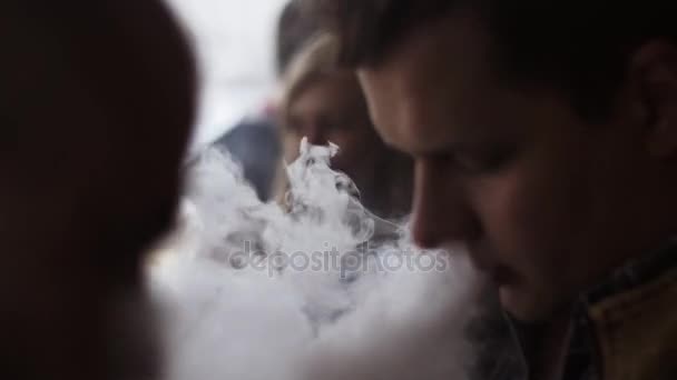 Jovem exala vapor do cigarro eletrônico. Festival de vapores . — Vídeo de Stock