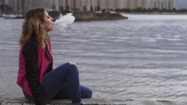 Pembe ceket Soluk verme duman elektronik sigara su, gelen kız. Vaper