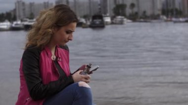 Pembe ceket duman elektronik sigara su adlı kız. Vaper. Smartphone kullanın