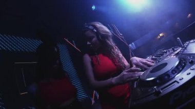 Saint Petersburg, Rusya - 30 Haziran 2016: Mc kız tavşan maskesi ve dj kız kalabalık gece kulübünde pikap. İplik