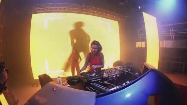 Saint Petersburg, Rusya - 30 Haziran 2016: Mc kız tavşan maskesi ve dj kız adlı gece kulübünde pikap. Ekran. Kameraman