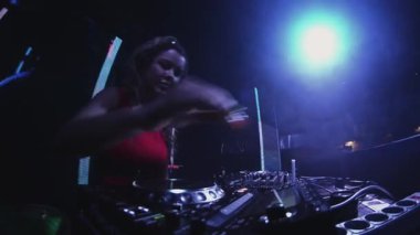 Saint Petersburg, Rusya - 30 Haziran 2016: Dj pikap gece kulübünde, Kırmızı elbiseli kız. Mavi sahne ışıkları. Karıştırma. Tatil