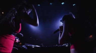Saint Petersburg, Rusya Federasyonu - 30 Haziran 2016: Pikap gece kulübünde, Mc kız ve dj kız maskeli dans. Sanatçılar. Enerji