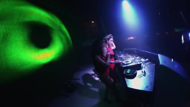 SAN PETERSBURG, RUSIA - 30 DE JUNIO DE 2016: Sexy chica mc en máscara de liebre y chica dj en vestido rojo en el tocadiscos en la discoteca . — Vídeo de stock
