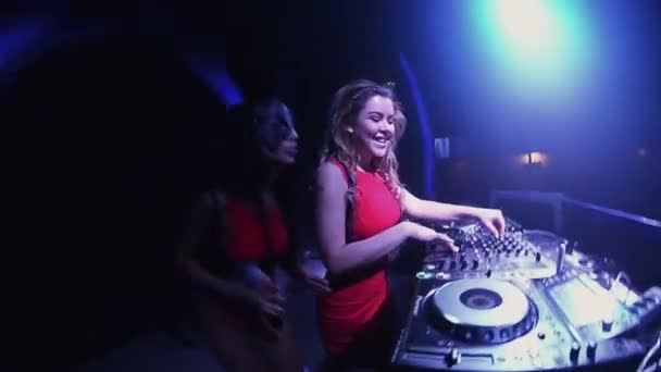 Saint petersburg, russland - 30. juni 2016: mc girl in hasenmaske und dj girl in rotem kleid mischen sich am turntable im club. — Stockvideo