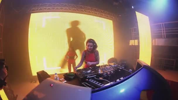 SAINT PETERSBURG, RUSSIE - 30 JUIN 2016 : Mc fille en masque de lièvre et DJ fille à la platine dans la boîte de nuit. Caméraman — Video
