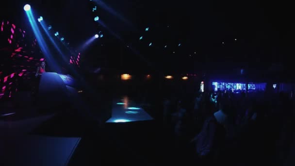 Petrohrad, Rusko - 30. června 2016: Mc holka a dj dívka v červených šatech na jevišti na točnu v nočním klubu — Stock video