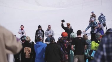 Soçi, Rusya - 1 Nisan 2016: Snowboard ve kayakçı Kayak Merkezi karlı dağlar üzerinde üzerinde. Fotoğrafçılar.