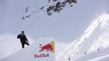 Sochi, Rusya Federasyonu - 1 Nisan 2016: Snowboarder sıçrama sıçrama tahtası üzerinden takla yapmak. Dağlar. Adrenalin. İnsanlar