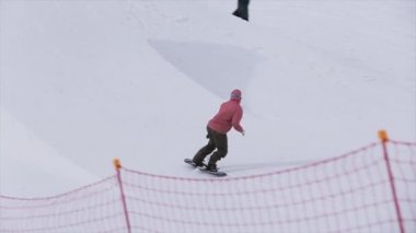 Sochi, Rusya - 1 Nisan 2016: Sıçrama tahtası, havada kapmak snowboard snowboard atlamak. Kameraman. Dağlar