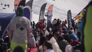 Sochi, Rusya Federasyonu - 1 Nisan 2016: İnsanlar rahatlayın encamp. Kayak Merkezi. Tişörtlü, güneş gözlüğü kalış adam. Güneşli. Kayakçı