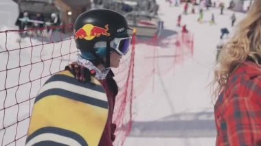 Soçi, Rusya - 3 Nisan 2016: Kayak Merkezi. Eğitmen atlama tekniği snowboard düşkünleri için açıklamak. Güneşli gün.