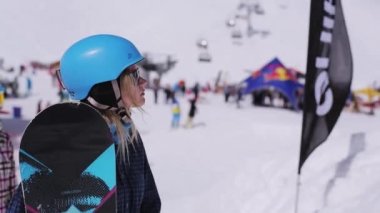Soçi, Rusya - 3 Nisan 2016: Kayak Merkezi. Eğitmen sürme tekniği genç snowboard açıklamak. Güneşli