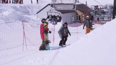 Soçi, Rusya - 3 Nisan 2016: Kayak Merkezi. Eğitmen açıklamak yapmak stunts snowboard tekniği. Güneşli gün