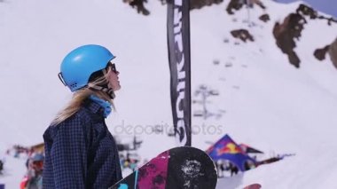 Soçi, Rusya - 3 Nisan 2016: Kayak Merkezi. Eğitmen açıklamak için sürme genç snowboard kız teknik.