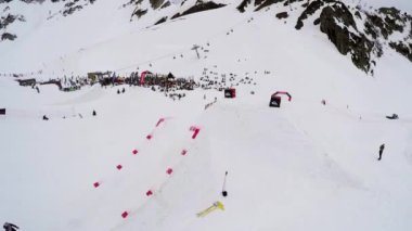 Soçi, Rusya - 4 Nisan 2016: Quadrocopter ateş snowboard atlamak sıçrama tahtası. Kayak Merkezi. Karlı dağ