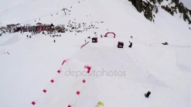 Sochi, Rusya Federasyonu - 4 Nisan 2016: Quadrocopter ateş snowboard yapmak sıçrama tahtası havadan çevirir. Kayak Merkezi.