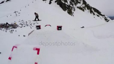 Soçi, Rusya - 4 Nisan 2016: Quadrocopter ateş snowboard atlamak sıçrama tahtası, havada yapmak çevirir. Başarısız