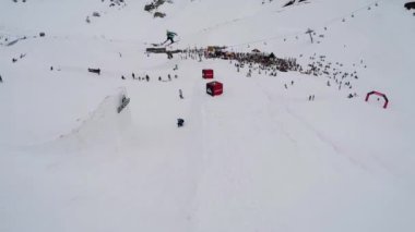 Sochi, Rusya Federasyonu - 4 Nisan 2016: Quadrocopter ateş kayakçı atlamak sıçrama tahtası havada dublör olun. Encamp. İnsanlar