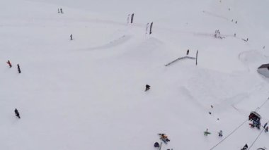 Soçi, Rusya - 4 Nisan 2016: Quadrocopter ateş Kayak Merkezi. İnsan kalabalığı. Dağlar. Biniciler. Teleferik.