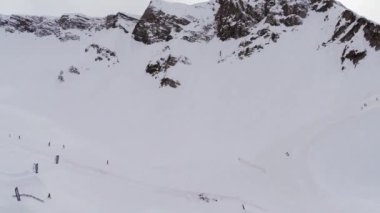 Soçi, Rusya - 4 Nisan 2016: Quadrocopter çekimi karlı dağlar üzerinde kayak merkezi. Snowboard ve kayakçılar