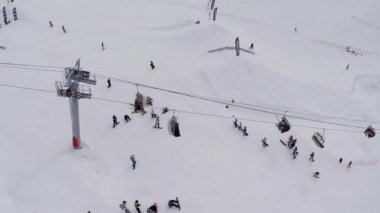 Soçi, Rusya - 4 Nisan 2016: Quadrocopter ateş snowboard binmek sıçrama tahtası üzerinde havada yapmak çevirir. İnsanlar.