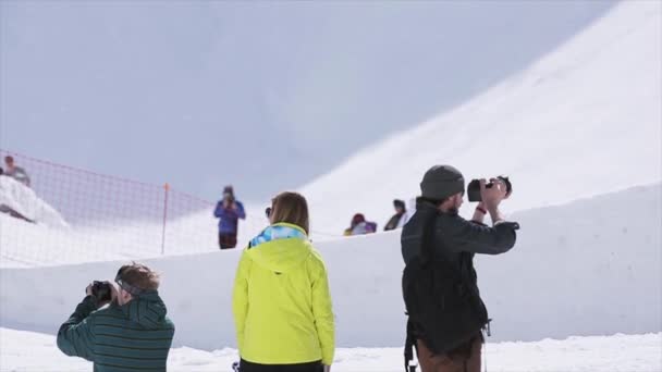 Soczi, Rosja - 1 kwietnia 2016: Dwa kamerzysta strzelać snowboardzista skakać z trampoliny. Extreme. Słoneczny dzień. Sport — Wideo stockowe