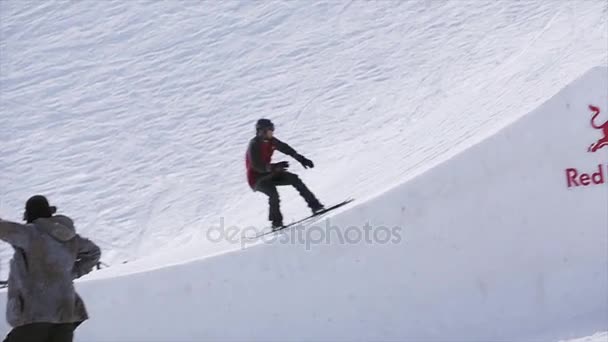 Sotschi, Russland - 1. April 2016: Snowboarder springen vom Sprungbrett, machen extreme Überschläge. Landschaft der Berge. — Stockvideo