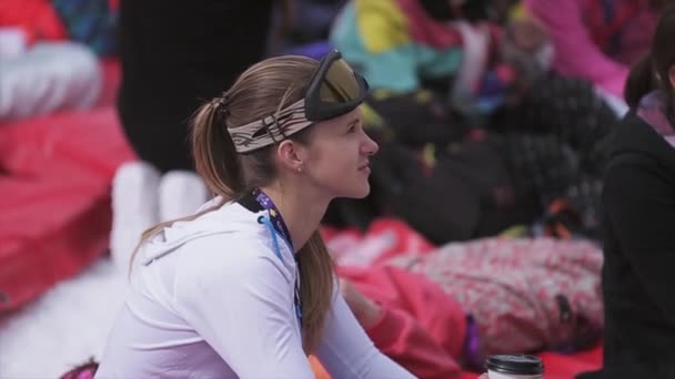 Soczi, Rosja - 1 kwietnia 2016: Ludzie relaks w encamp na ośrodek narciarski. Młoda dziewczyna i kobieta pić kawę. Tłumy. — Wideo stockowe