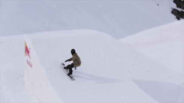 Sochi, Ryssland - den 1 April 2016: Snowboardåkare hoppa från springboard, gör flera volter. Bergen. Adrenalin — Stockvideo