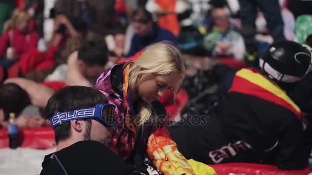 Sochi, Rusland - 1 April 2016: Menigte mensen ontspannen in encamp op ski-oord. Zonnige dag. Jong koppel lunchen — Stockvideo