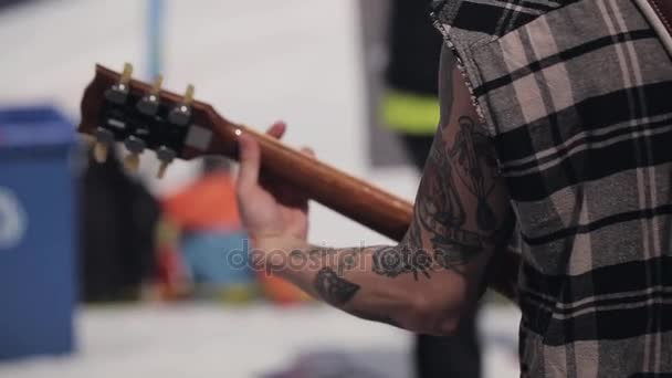 SOCHI, RUSIA - 1 DE ABRIL DE 2016: La gente se relaja en el campamento. Estación de esquí. El hombre toca la guitarra eléctrica. Evento. Día soleado — Vídeo de stock