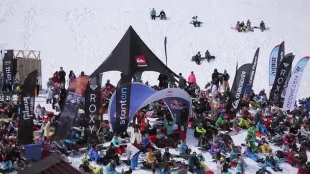 СОЧИ, РОССИЯ - 1 апреля 2016 года: Толпы людей отдыхают в лагере. Лыжный курорт. Палатка. Снежные склоны. Солнечный день . — стоковое видео