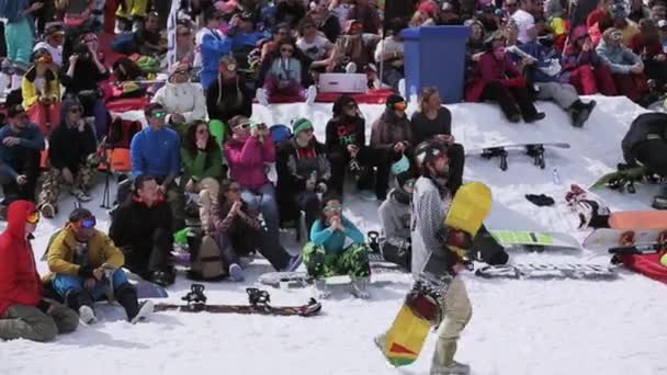 Sotschi, Russland - 1. April 2016: Menschenmassen entspannen sich im Lager. Skigebiet. Zelt. Wind. sonniger Tag. Snowboarder — Stockvideo