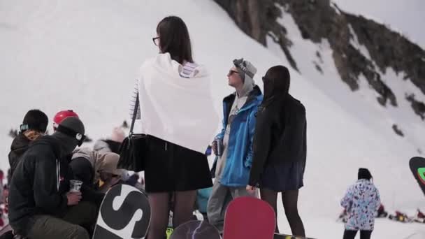 ソチ, ロシア - 2016 年 4 月 1 日: 人々 がリラックスしてエンカンプします。スキー リゾート。スノーボーダー。晴れた日。スカートの女の子をダンスします。 — ストック動画