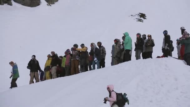 Soči, Rusko - 1. dubna 2016: Zůstat na svahu snowboardistů. Zasněžené hory. Adrenalinu. Lyžařské středisko. Pozorovatelé — Stock video