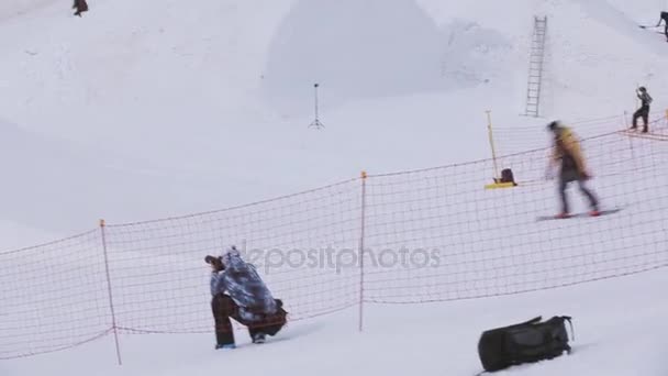 Sochi, Російська Федерація - 1 квітня 2016: Сноубордист зробити крайніх сальто з трампліну. Гірськолижний курорт. Швидкість. Оператор — стокове відео