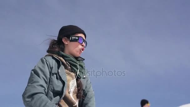 Sochi, Російська Федерація - 3 квітня 2016: Гірськолижний курорт. Тренер пояснити сноубордист техніка верховою їздою. Сонячний день. — стокове відео