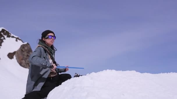 SOCHI, RUSIA - 3 DE ABRIL DE 2016: Estación de esquí. Entrenador en gafas de sol sostienen pentagrama azul como trampolín para snowboarder — Vídeos de Stock
