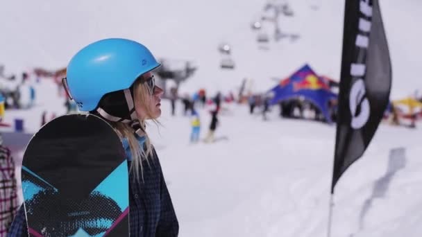 SOCHI, RUSSIA - 3 de abril de 2016: Estância de esqui. Instrutor explicar aos jovens snowboarders técnica de equitação. Ensolarado — Vídeo de Stock
