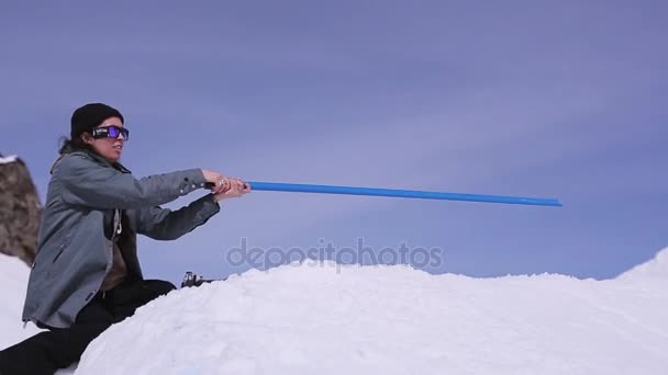 Σότσι, Ρωσία - 3 Απριλίου 2016: Χιονοδρομικό κέντρο. Εκπαιδευτής κρατήστε μπλε πεντάγραμμο ως εφαλτήριο για snowboarders. Βουνά — Αρχείο Βίντεο