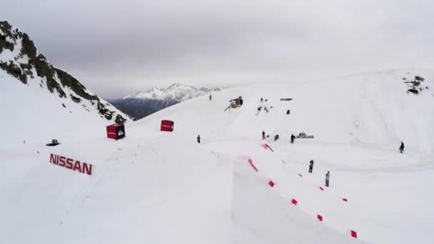 Sochi, Rusland - 4 April 2016: Quadrocopter schieten skiër sprong van de Springplank. Skigebied. Besneeuwde berg — Stockvideo