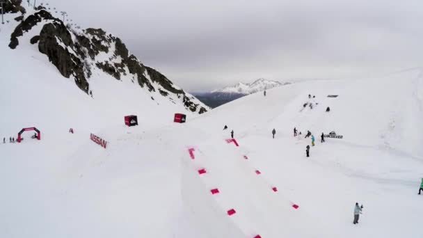 Sochi, Rusya Federasyonu - 4 Nisan 2016: ateş snowboard yapmak Quadrocopter sıçrama tahtası çevir. Kayak Merkezi. Dağlar — Stok video