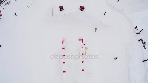 Sochi, Російська Федерація - 4 квітня 2016: Quadrocopter стріляти сноубордист зробити стрибках з трампліну. Гірськолижний курорт. — стокове відео