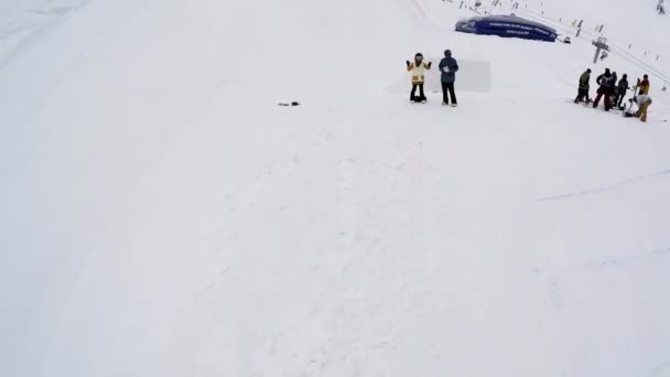 Σότσι, Ρωσία - 4 Απριλίου 2016: Snowboarders βλαστό ύψους κύματος τα χέρια. Χιονοδρομικό κέντρο. Χιονισμένα βουνά. — Αρχείο Βίντεο